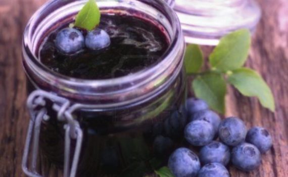 Mirtilli, zenzero, olio d’oliva e tè verde: sono solo alcuni degli alimenti che possono combattere l’artrite reumatoide