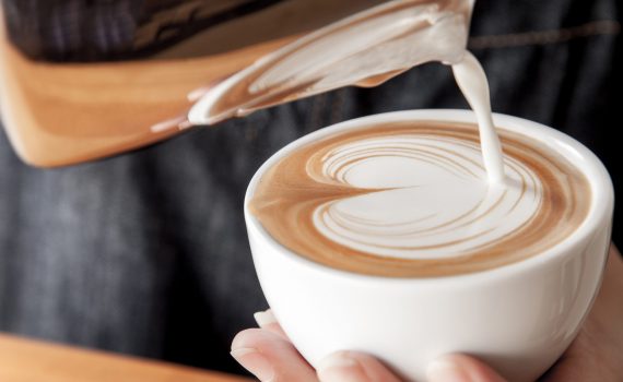 Consumo di latte e acne: fisiopatologia di un disturbo dermatologico