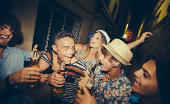 Le abitudini scorrette degli adolescenti italiani: in particolare allerta sul binge drinking