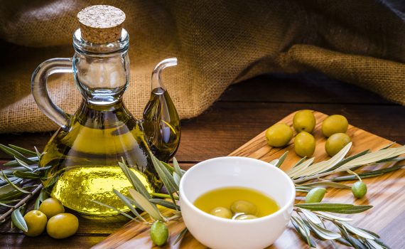 Vetro, plastica o metallo: in quale contenitore si conserva meglio l’olio d’oliva?