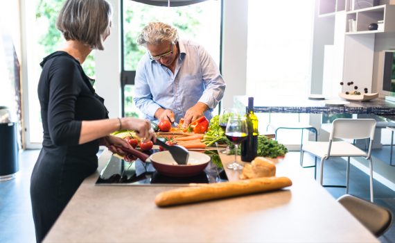 Un anno di dieta mediterranea promuove il microbioma intestinale favorendo un “invecchiamento in buona salute”.