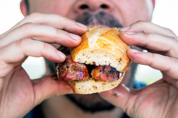 L’associazione tra dieta occidentale ricca in carne e lo sviluppo di tumori: un’analisi scientifica