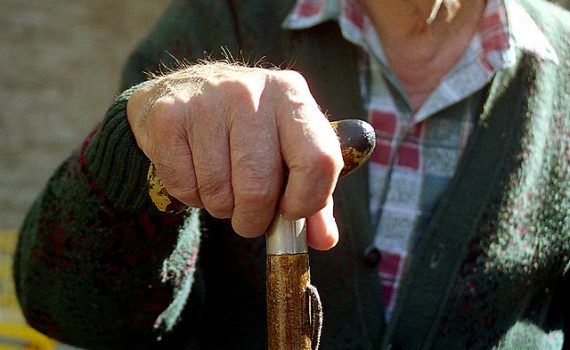 Fatores a considerar na autoavaliação de saúde deficiente entre idosos