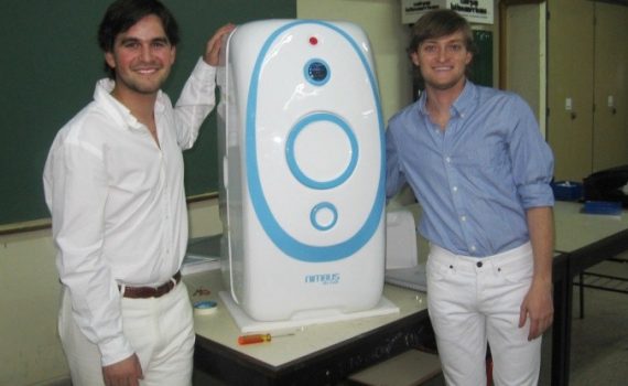 Estudantes de arquitetura desenham uma máquina de lavar mais ecológica