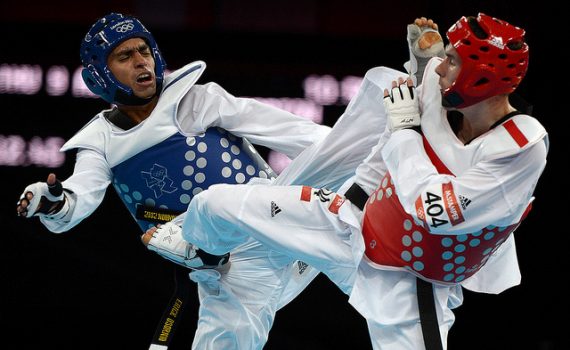 Nos esportes de luta, vermelho é a cor da vitória, diz estudo