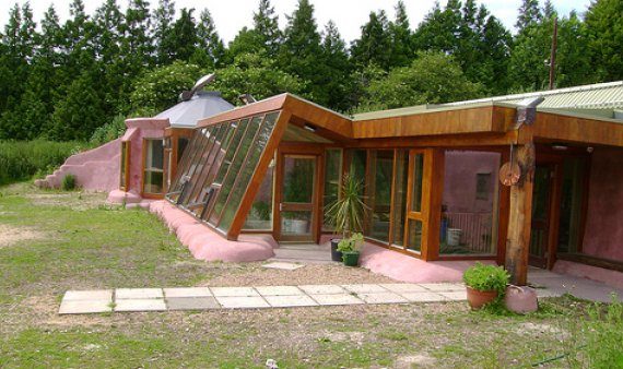 Voluntários constroem uma casa ecológica em Ushuaia, durante curso
