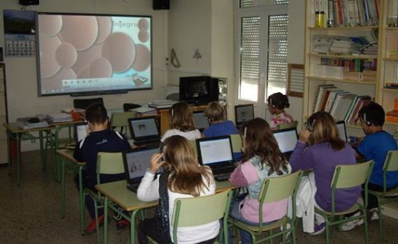 Artigo analisa as políticas de TIC nas escolas e a redução da pobreza na América Latina