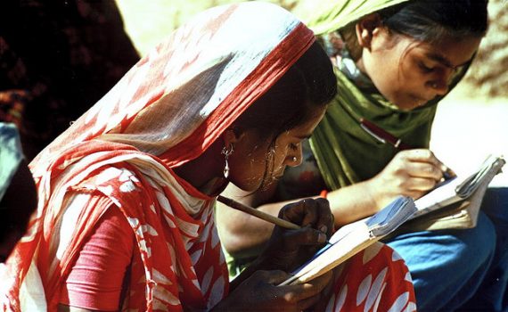 Livro investiga os efeitos da educação sobre a fertilidade e a autonomia das mulheres