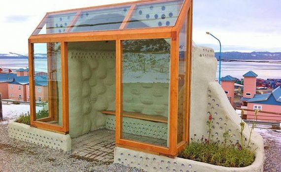 Em Ushuaia, governo e sociedade fazem uma parada de ônibus com material reciclado