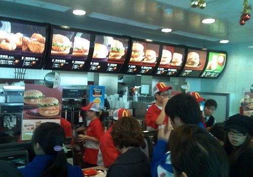 Comer em restaurantes aumenta o consumo de calorias das pessoas
