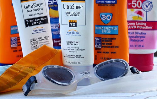 Protetores solares afetam a vida marinha