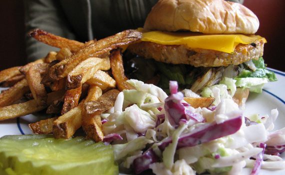 Alimentação pouco saudável supera as dietas saudáveis no mundo