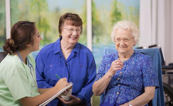 Eliminação de elementos de fixação física melhora a saúde mental em lares geriátricos
