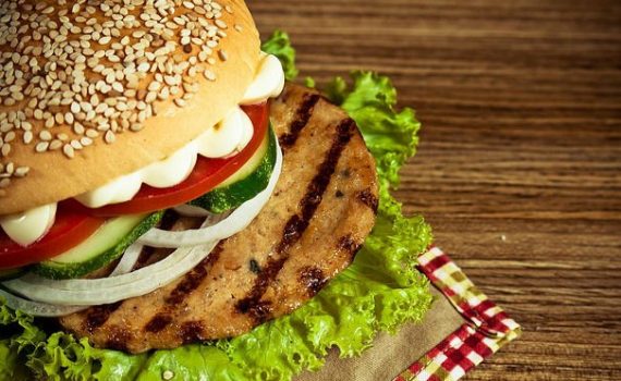 Comida rápida poderia expor as pessoas a substâncias nocivas