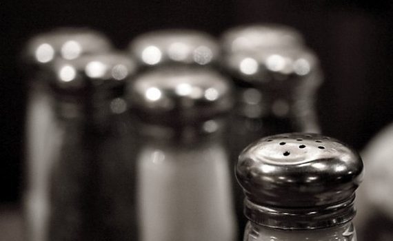 Dieta rica em sal implica maior risco de ataque cardíaco e ACV