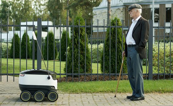 Robô leva comida a domicilio