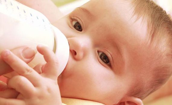 Mamadeiras grandes aumentam o risco de obesidade infantil