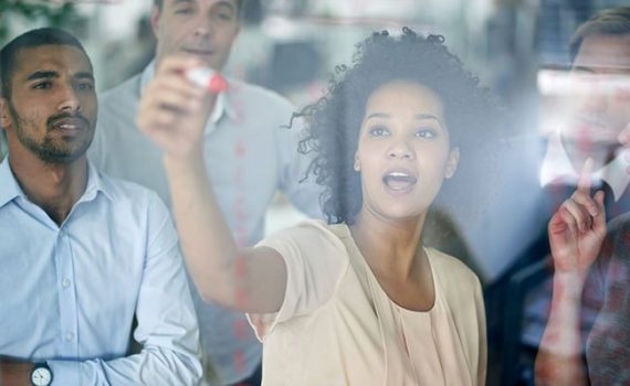 Em que os millennials contribuem para as equipes de trabalho?