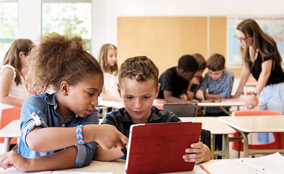 A educação básica deve fomentar o letramento digital