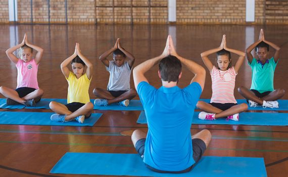 Projeto leva voluntários às escolas públicas no Brasil