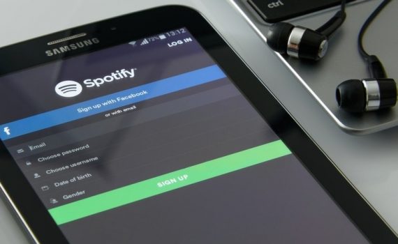 Criam uma interface que permita usar um tablet com o seu cérebro