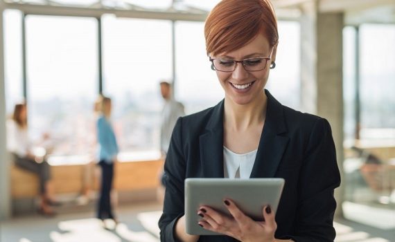 Como um gerente de projeto deve agir diante dos stakeholders?