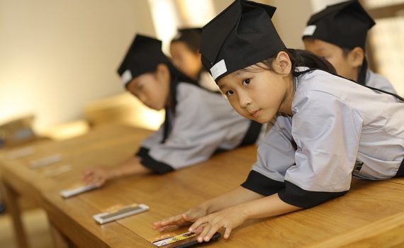 Na China, plano piloto filma alunos dentro da aula