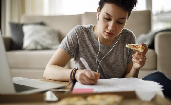 Dissertação: Risco de transtorno alimentar entre universitários