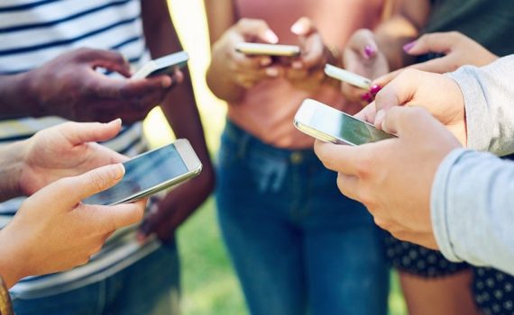 Uso de celular durante mais de cinco horas aumenta risco de obesidade