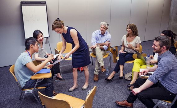 4 fatores que influenciam no ensino de idiomas para adultos