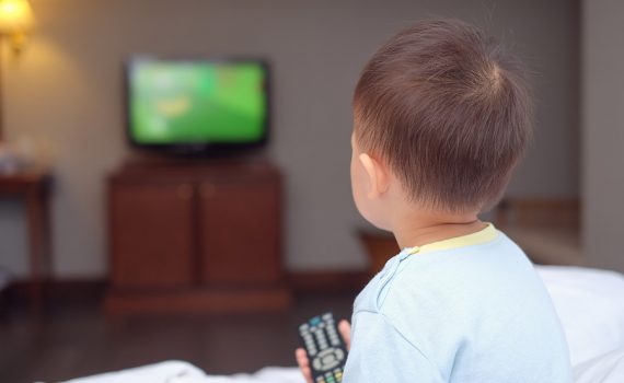 Televisão é hábito que mais influencia para obesidade infantil