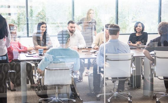 Quais funções desempenha o departamento de RH?