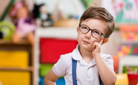 Chomsky: momento requer educação que fomente criatividade e reflexão