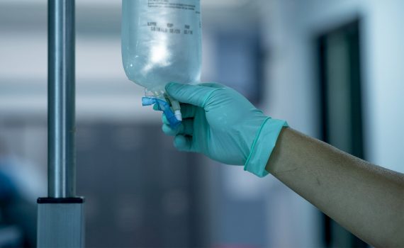 Efeitos positivos da vitamina C no tratamento do COVID-19