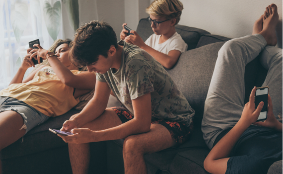 O que o celular de um adolescente deve conter?