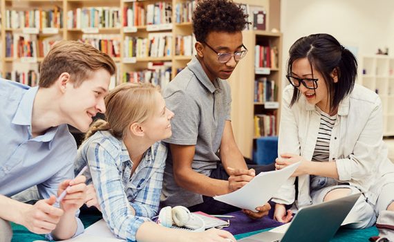 Aprendizado cooperativo vs. aprendizado colaborativo em sala de aula