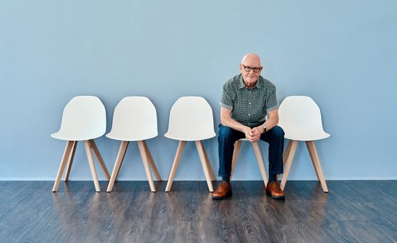 Idosos na Espanha pressionam por melhor atendimento bancário