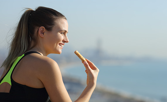 Uma jovem atlética consumindo proteínas para maximizar a síntese de proteínas musculares após o exercício. Uma jovem atlética consumindo proteínas para maximizar a síntese de proteínas musculares após o exercício.