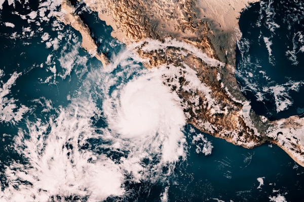 Furacão Otis sobre a República Mexicana.