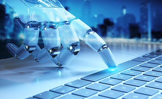 Um robô a escrever num teclado de computador.  