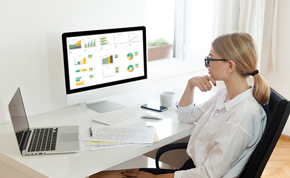 Uma empresária que analisa dados de várias empresas para compreender o ambiente global. 