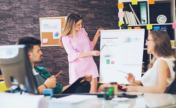 Um gestor apresenta a EAP de um projeto aos seus colegas. 