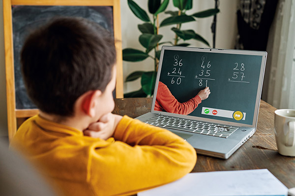 Ele protege seus filhos contra os perigos encontrados na Internet, sem restringir sua capacidade de explorar e aprender.