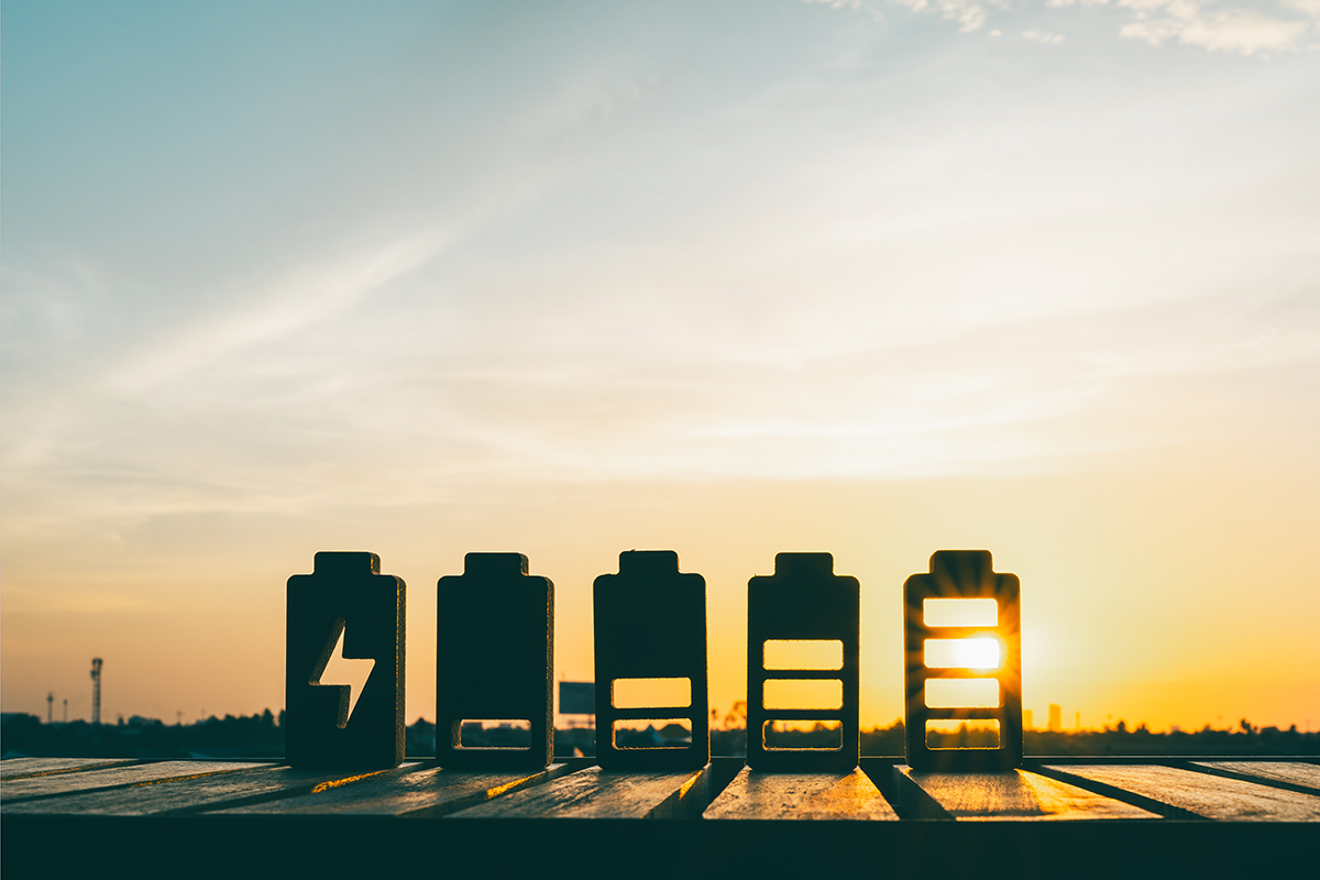 Modelo de madeira que representa a carga da bateria de um telefone. 