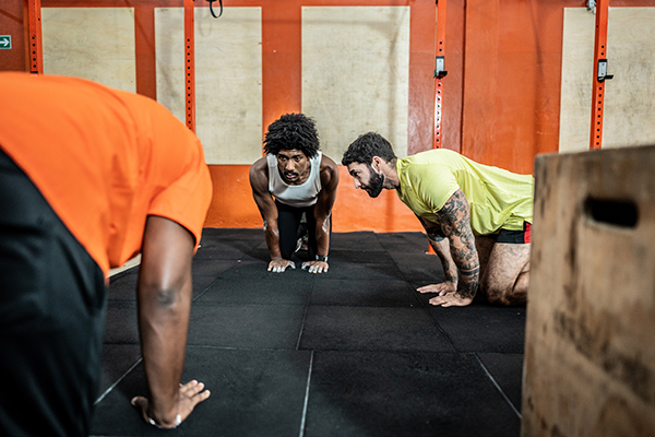 Três homens a fazer exercícios isométricos para baixar a tensão arterial. Três homens a fazer exercícios isométricos para baixar a tensão arterial.