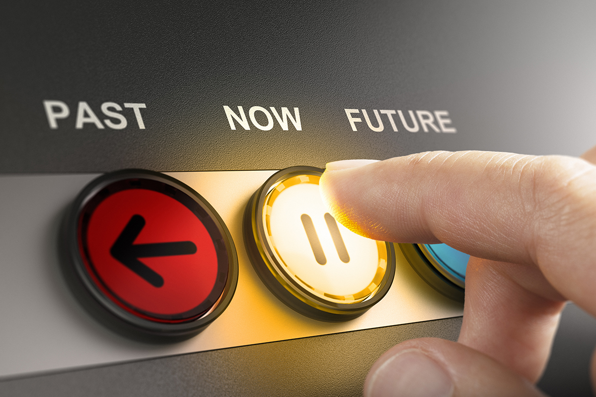 Conceito de uma máquina do tempo. Botões de passado, presente e futuro. 