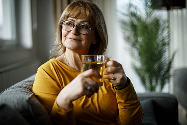 Um adulto mais velho a consumir uma chávena de chá, rico em flavonóides, para reduzir o risco de demência. Um adulto mais velho a consumir uma chávena de chá, rico em flavonóides, para reduzir o risco de demência.