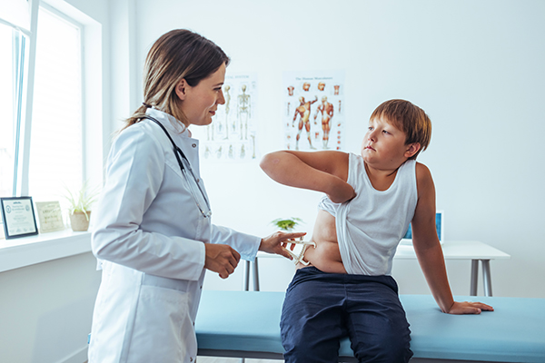 Uma criança com obesidade a ser vista por um pediatra para evitar o desenvolvimento de resistência à insulina. Uma criança com obesidade a ser vista por um pediatra para evitar o desenvolvimento de resistência à insulina.