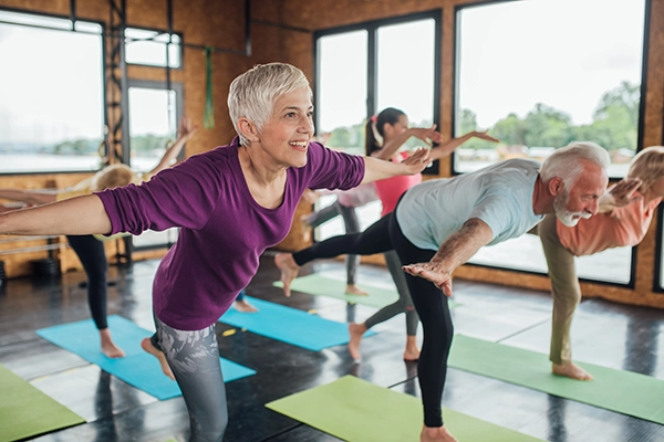 Um grupo de idosos realizando um teste de equilíbrio postural. Um grupo de idosos realizando um teste de equilíbrio postural.
