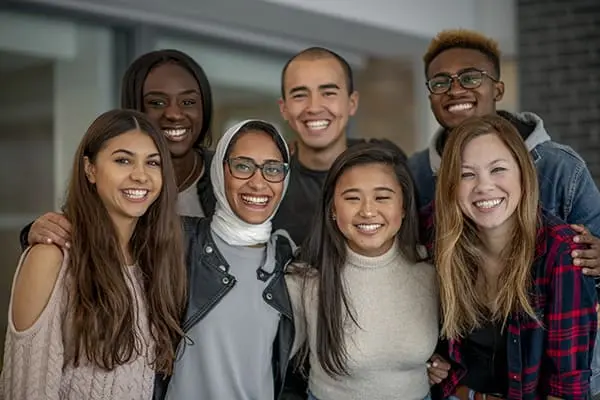 Internacionalização universitária-Grupo de alunos de diferentes nacionalidades. 